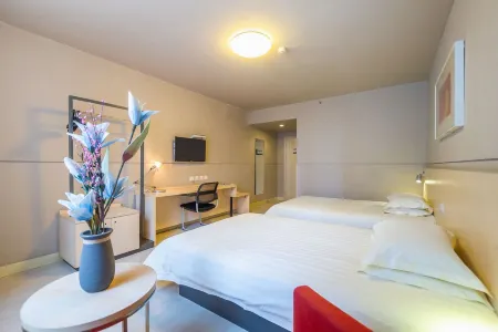 Jinjiang Inn (Xining Wanda Plaza) Отели рядом с достопримечательностью «Huangshui Forest Park»