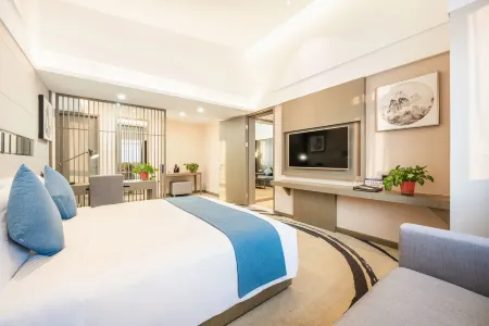 Hualong International Holiday Hotel Отели рядом с достопримечательностью «Tianshui Dragon Garden»