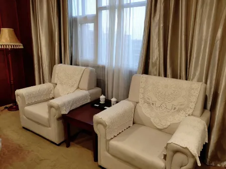 Dong Xiang International Hotel Отели рядом с достопримечательностью «Ezhou Polytechnic (Southeast to Fenghuang Subdistrict Office Lianhuashan Community Health Service Station)»