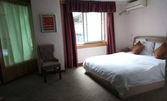 Yanting Xinhong Business Hotel