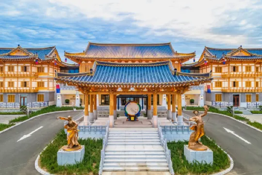 Ethnic Garden International Hotel Отели рядом с достопримечательностью «Yanbian University(Hunchun Campus)»