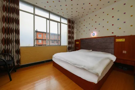 Tonghai Dongtai Hotel Отели рядом с достопримечательностью «Tonghai Confucian Temple»