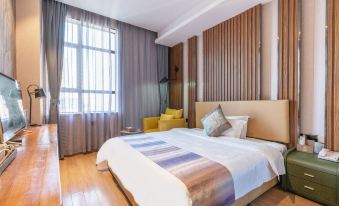 The Renaissance Apartment Hotel Spa Tir offers a room with a bed or beds at Nuomo Hotel