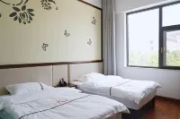Longling Yijia Hotel