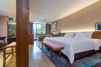The Nice Boya Hotel (Shifu Avenue) - balcony