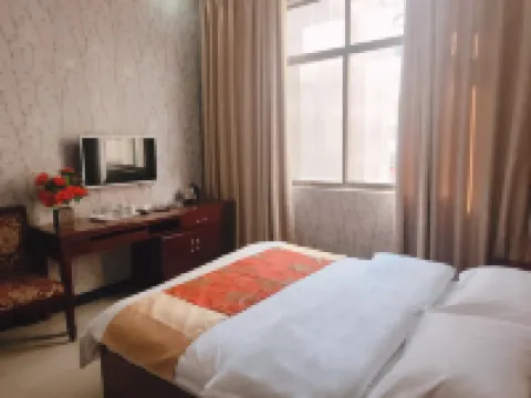 Qujing Jinshi Business Hotel