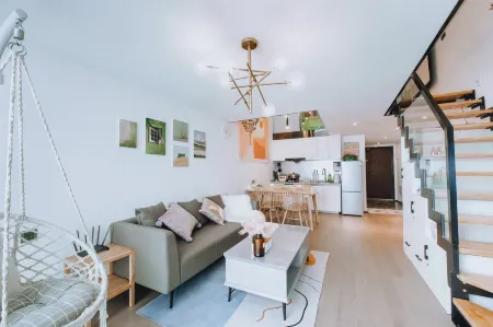 Mixu Loft Holiday Apartment (Qingdao Taitung Pedestrian Street)