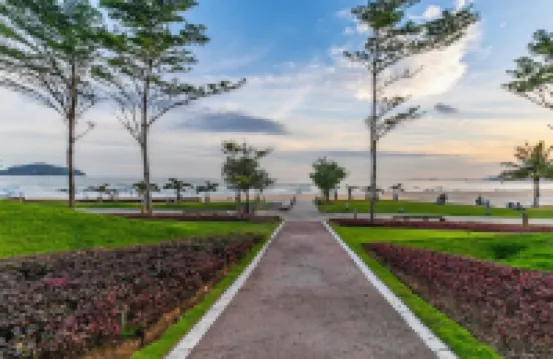 Sanya Golden Elephant Hotel (Dadonghai Summer Department Store)