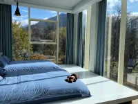 Glass Cube Villa Hotel di Mainling