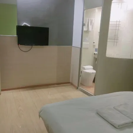 Wanyue Express Hotel (Xingyang Long-distance Bus Central Station) Отели в г. Синян