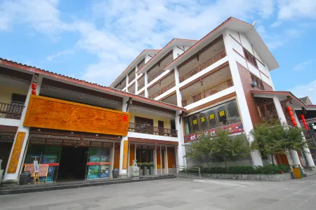 Renyi Hotel Отели рядом с достопримечательностью «Qinglong Cave»