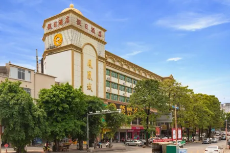 Holiday Hotel Отели рядом с достопримечательностью «Luoding Jiangbin Park»