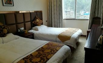 Yanjin Yunfeng Business Hotel