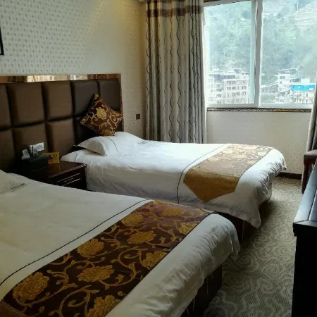 Yanjin Yunfeng Business Hotel