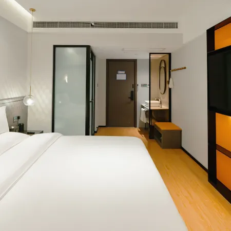 Mayflower Hot Spring Hotel (Xinmi Qingping Square) Отели в г. Синьми