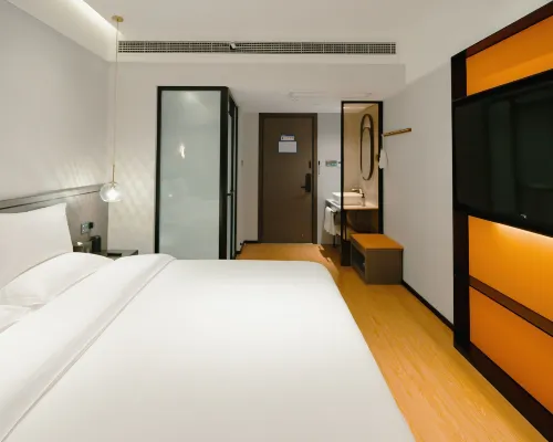 Mayflower Hot Spring Hotel (Xinmi Qingping Square) Hotels in Xinmi