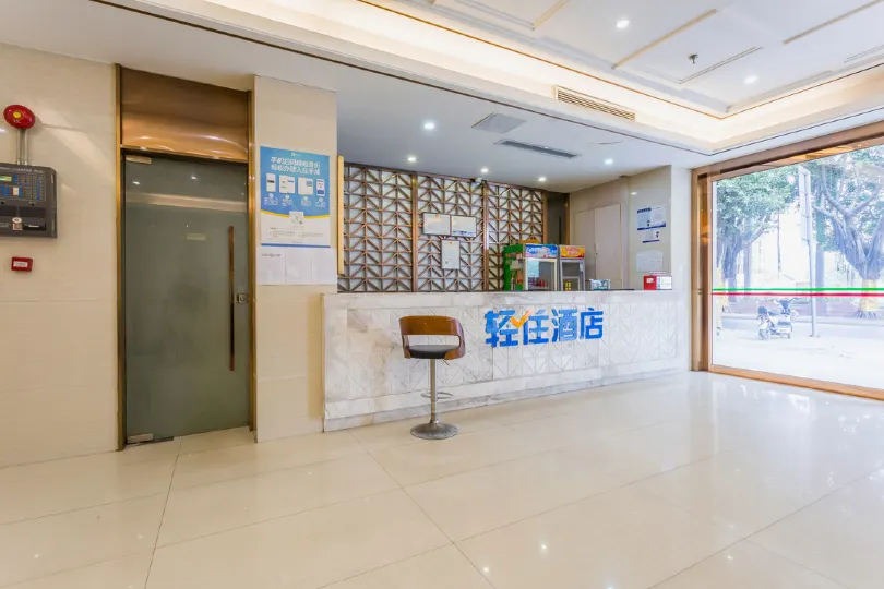 Qunying Hotel (Guangzhou Jiangnan Market Julong Subway Station Branch)
