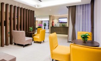 a lobby with chairs and tables in the middle, adjacent to an office space at Home Inn Plus (Shanghai Bund Jinling East Road store)