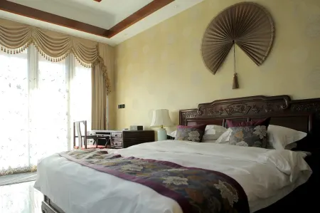 Dabie Mountain Shanxugu Host Spring Resort Hotel Отели рядом с достопримечательностью «Dabie Mountains Scenic Valley»