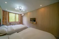 Xijiang Bieyuan Guanlanju (Qianhu Miaozhai West Gate Tourist Service Center Branch)