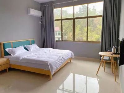 Hyatt Regency Hotels near Huaguo Mountain Scenic Area