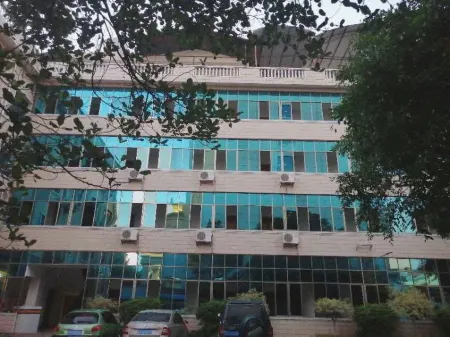 Yingjiang Huayu Hotel Отели рядом с достопримечательностью «Phoenix Hot Spring»