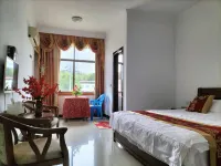 Baishun Family Hotel - parking
