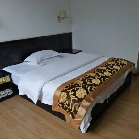 Longling Huanglong Hotel