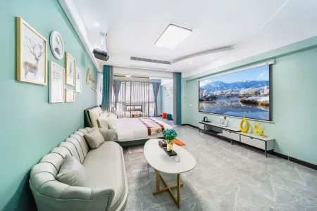 Yunshang Cinema Boutique Apartment (Wuhan Jianghan Road Subway Station)