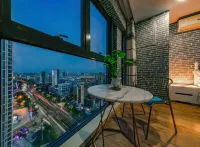 Runaway bear E-sports Hotel