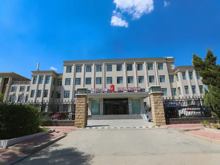Jinjiang (Huanghua Municipal Government Hotel) Отели рядом с достопримечательностью «Bohai Polytechnic Vocational College»