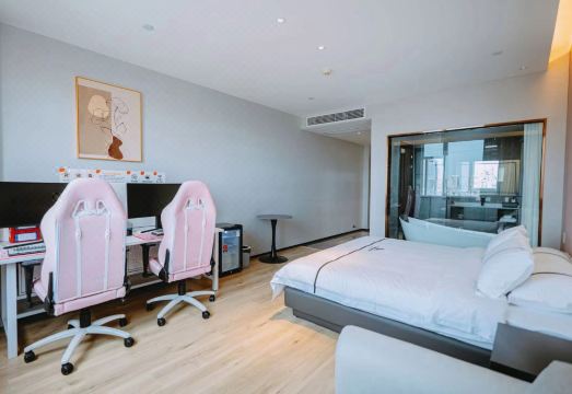 싱지 e스포츠 호텔 객실 내 게이밍 장비 이미지