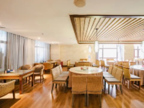 โรงแรมฮอลิเดย์ อินน์ หรงถิง ลั่วผิง โรงแรมในลั่วผิง