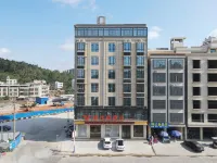 Vienna Hotel (Huazhou Lvjing International) Hotels near Huazhou Railway Station
