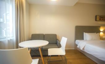 HanTing Hotel (Shanghai Changjiang South Road Subway Station)