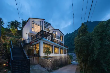 A house hidden between mountains Отели рядом с достопримечательностью «Jiulongxia Scenic Area»