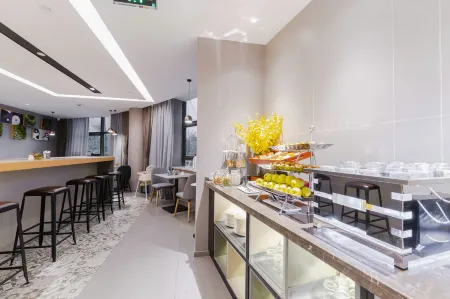 Homeinn Selected Hotel (Shanghai Fengxian Nanqiao Bailian Shopping Center) Отели рядом с достопримечательностью «Shanghai Business School (Fengpu Campus)»