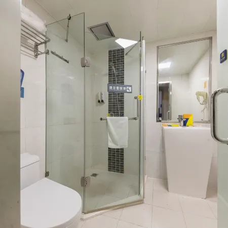 7Days Inn Hotel (Zhengzhou Erqi Square Renmin Road Subway Station) Отели рядом с достопримечательностью «Народный Зал провинции Хэнань»