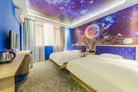 Qingyuan Yuexingkong Theme Apartment