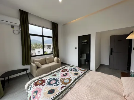 Wanning Yellow&White Homestay