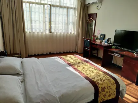 Yinhe Holiday Hotel Отели рядом с достопримечательностью «Cengong Longyi Tianjie Pedestrian Street»