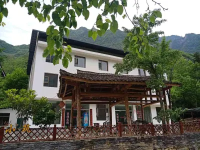 Qingchuan Yijia Xiaozhu Village Hotel