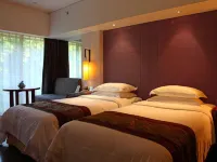 Baiyun Lakeside Hotel (Nanhu Tourism Center)