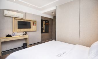 Qingmu Hotel (Nanjing Zhujiang Road Floating Bridge Subway Station)