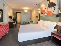 Orange Hotel (Yancheng Municipal Government Baolong Square)