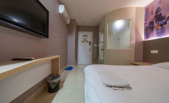 100 Inn Chain Inn (Shanghai Tianshan Bingu Plaza Wening Road Subway Station)