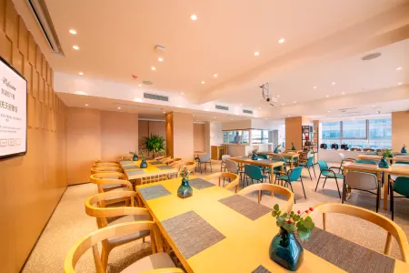 Nanchong Rezen Yashe Hotel (Wanda Plaza)