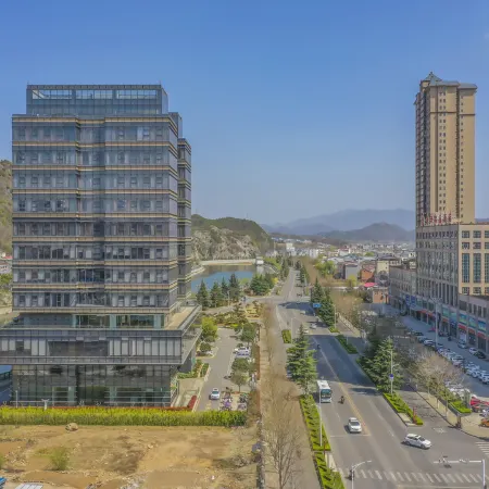 Moshang Light Hotel (Luanchuan Laojunshan Fenghuang Tianjie Store)