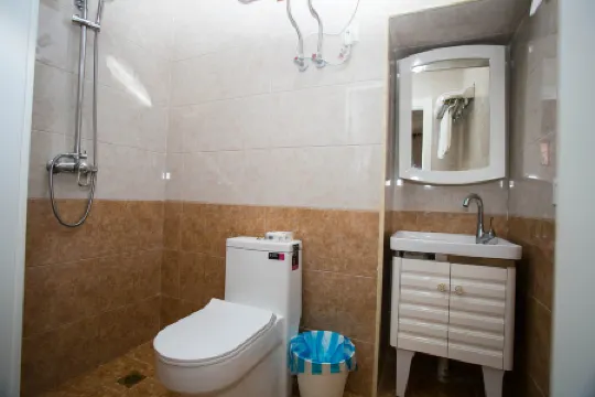 Huayi Hostel Отели рядом с достопримечательностью «Taiyangdao Wharf»