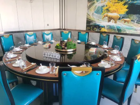 White Elephant Business Hotel Отели в г. Цюймалай